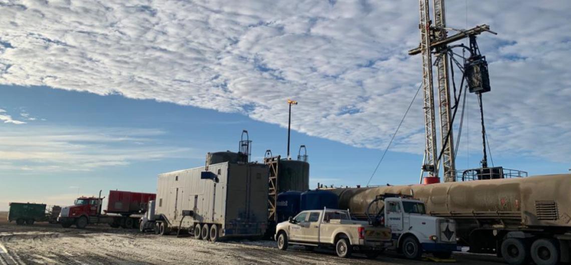 连续油管和固井设备装配在一起，将CemFIT治愈系统挤入阿拉斯加的一口井中.