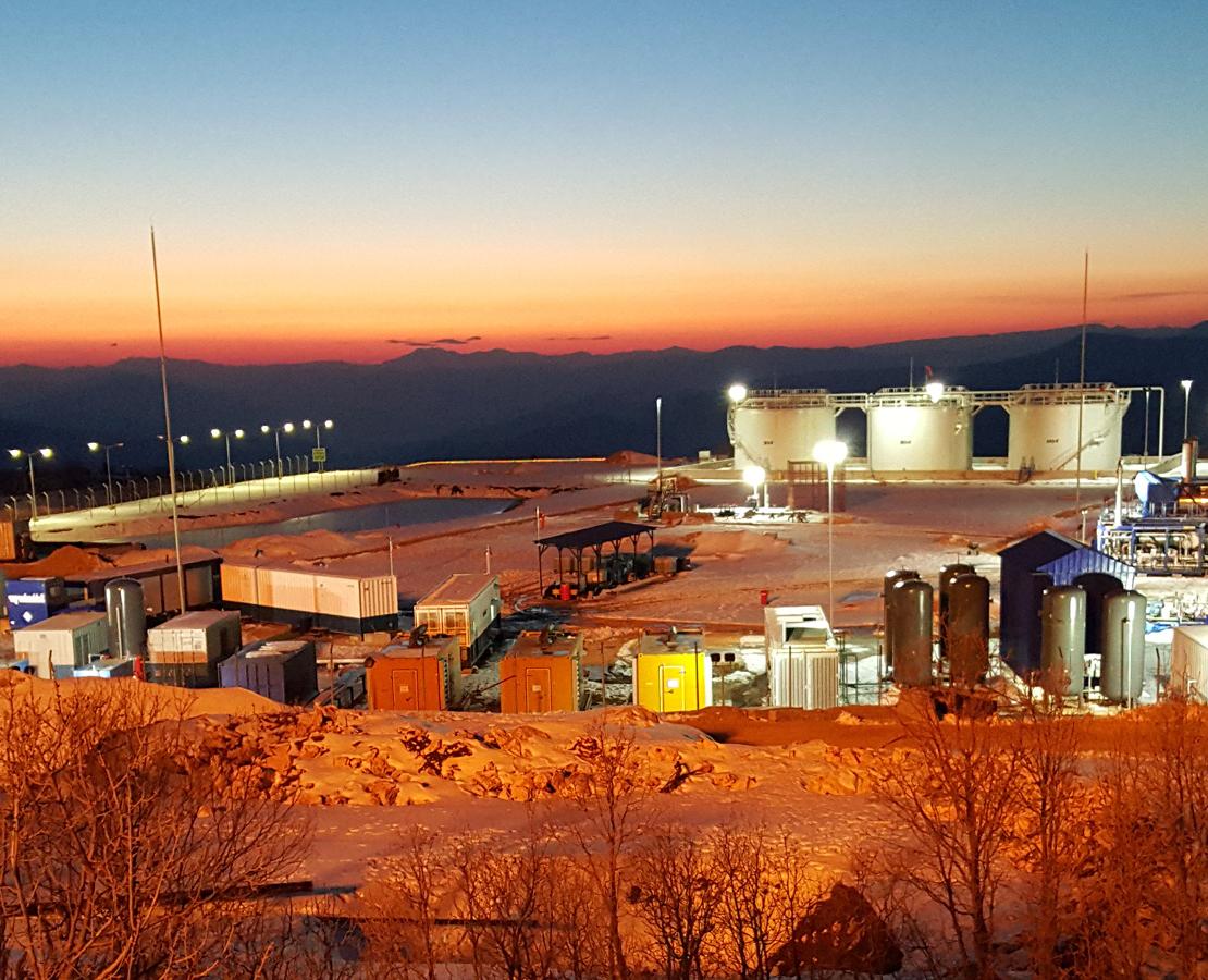 使用Kurdistan山区的早期生产设施进行早期生产设施的安装和操作，实现了第一次石油的快速交付.