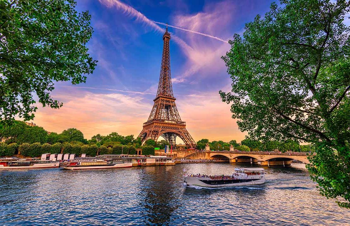 法国巴黎，日落时分的埃菲尔铁塔和塞纳河.
