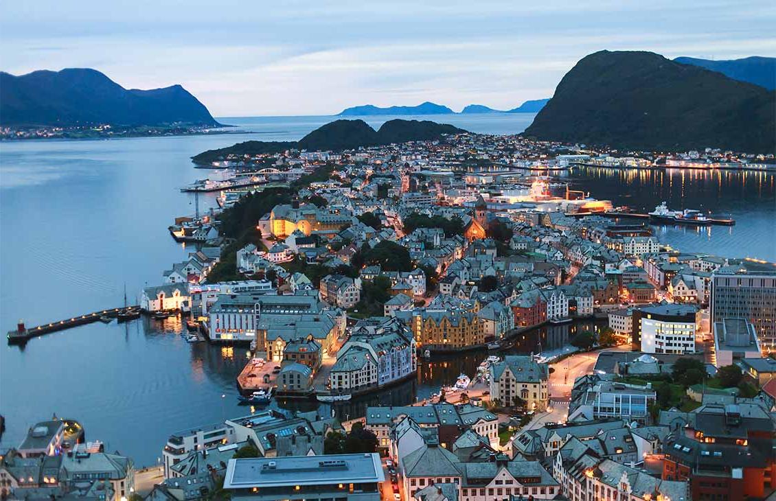 挪威一座城市的夏季超广角鸟瞰图，城市外的天际线和风景