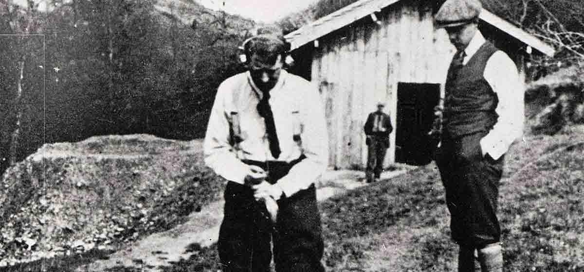 1912年康拉德·斯伦贝谢, 使用非常基本的设备, 在卡昂附近的诺曼底庄园记录了第一张等电位曲线地图.
