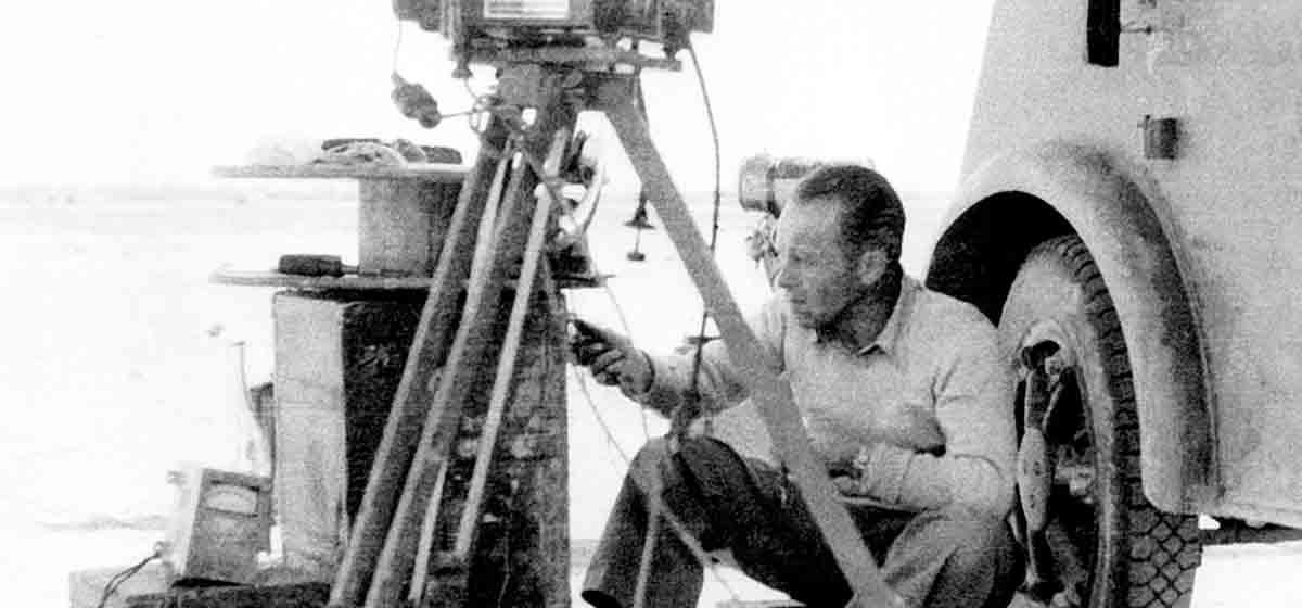 1946年，突尼斯的一名工程师, 准备记录仪设备和面板(连接到井下电缆和测井工具).