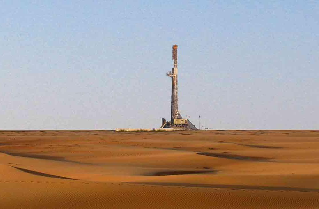 远处的陆地钻机，穿过一片沙地
