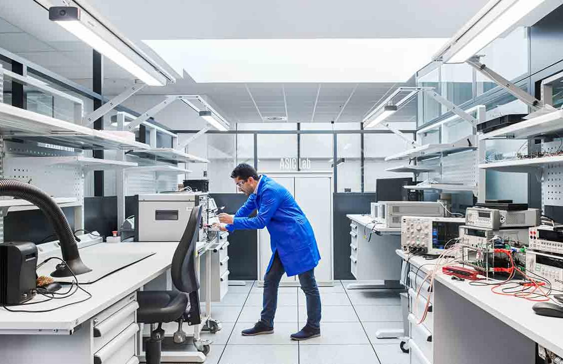 身穿蓝色白大褂的男子在实验室工作的照片(Tier 1_Lab_Clamart_OAT_0476)