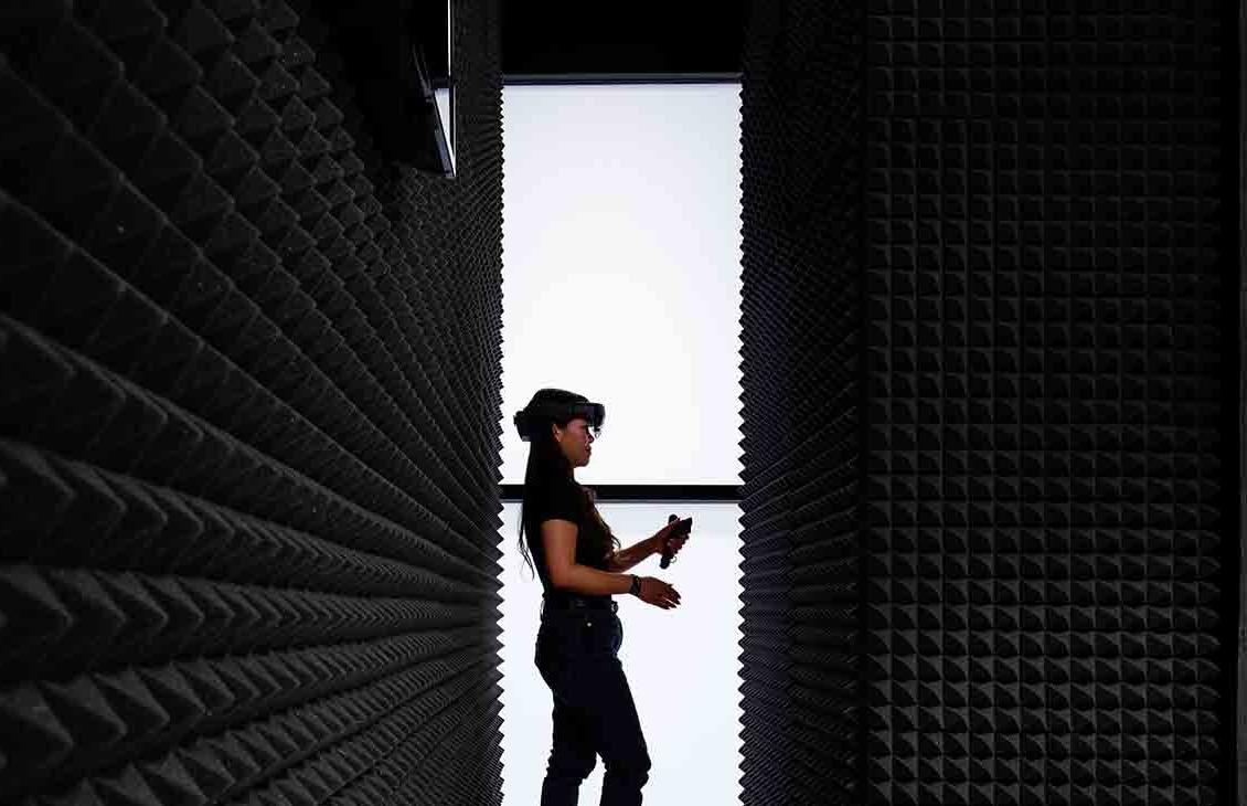 一名女子戴着VR耳机在办公设施中探索(第1_Office_Houston_AML_4962层)