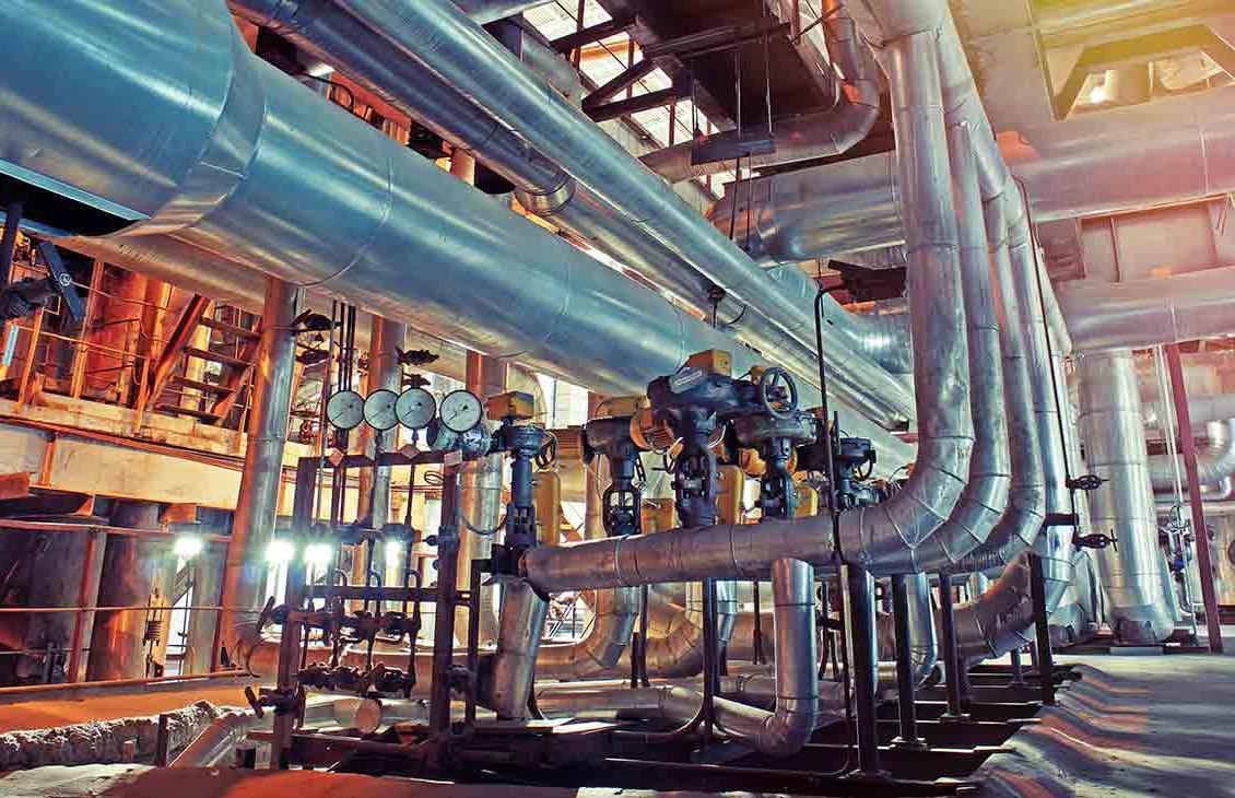 现代工业厂房内的设备、电缆和管道
