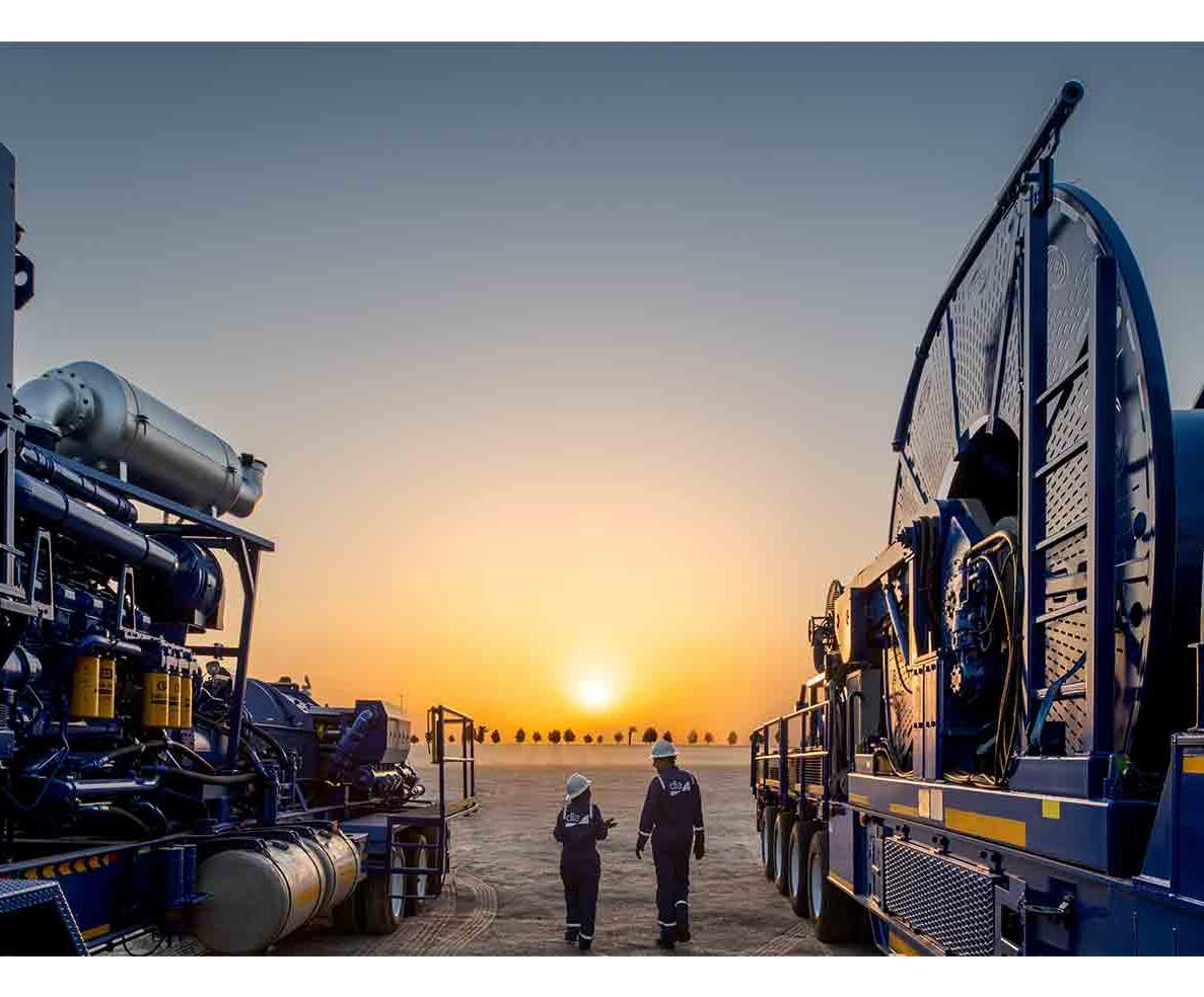 两个人走向夕阳旁边的连续油管设备