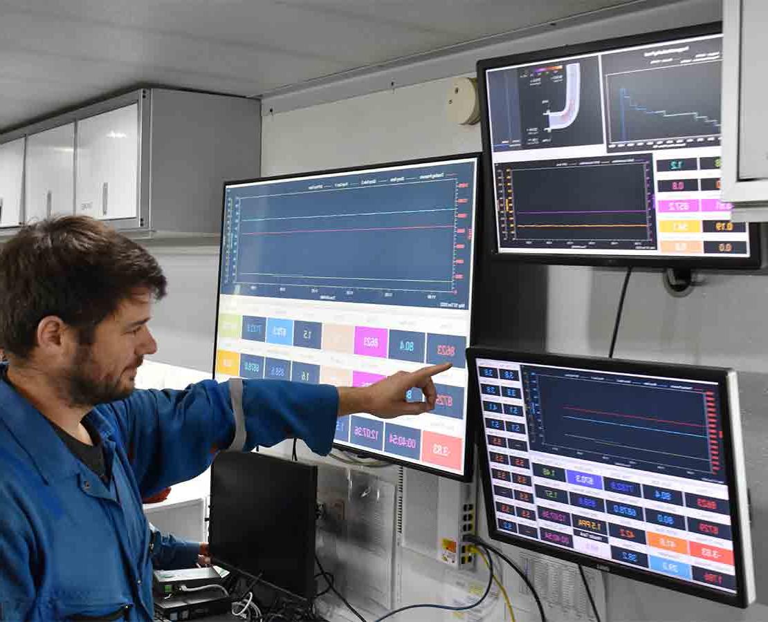 斯伦贝谢工人使用FracCAT压裂计算机辅助处理系统，同时查看现场监视器.