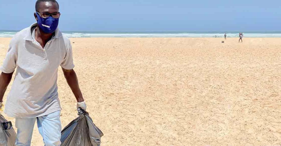 斯伦贝谢志愿者在非洲塞内加尔清理海滩.