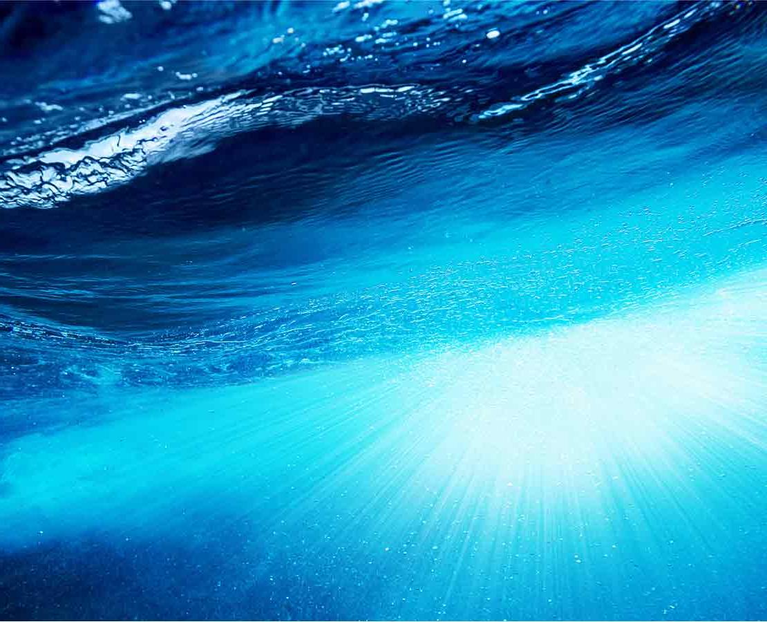 查看下面的波浪表面的一个水体，阳光通过.